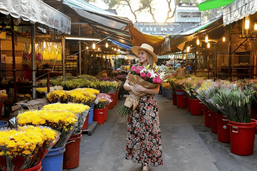 Nên đi sáng sớm, trước 10:00 để tận dụng ánh sáng đẹp, có nhiều loại hoa, hoa mới về tươi đẹp hơn